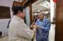 Presiden RI Prabowo Subianto saat mengunjungi mantan Menteri Negara Pengawasan Pembangunan dan Lingkungan Hidup (PPLH) Emil Salim. (Dok. Tim Media Prabowo)

