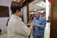 Presiden RI Prabowo Subianto saat mengunjungi mantan Menteri Negara Pengawasan Pembangunan dan Lingkungan Hidup (PPLH) Emil Salim. (Dok. Tim Media Prabowo)

