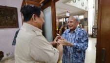 Presiden RI Prabowo Subianto saat mengunjungi mantan Menteri Negara Pengawasan Pembangunan dan Lingkungan Hidup (PPLH) Emil Salim. (Dok. Tim Media Prabowo)

