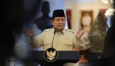 Presiden Prabowo Subianto menggelar rapat terbatas sekaligus makan siang bersama sejumlah jajaran Menteri Kabinet Merah Putih. (Facebook.com @Prabowo Subianto )