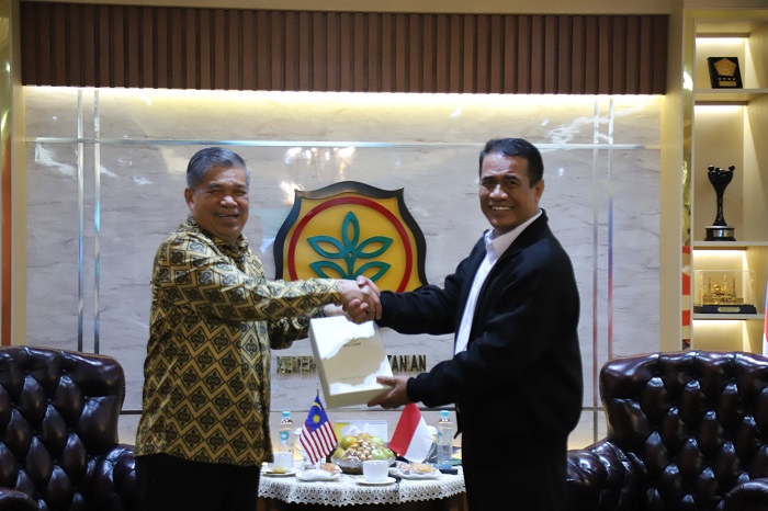 Menteri Pertanian (Mentan) Indonesia, Andi Amran Sulaiman (kanan) saat menerima Menteri Pertanian dan Keterjaminan Makanan Malaysia, Datuk Seri Mohammad Bin Sabu di kantor Pusat Kementerian Pertanian. (Dok. Kementan)