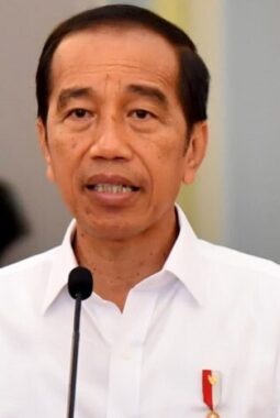 Di Tengah Pusaran Hoaks dan Gugatan Hukum, Secarik Ijazah Menjadi Medan Politik yang Absurd