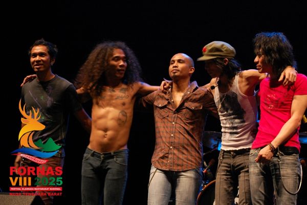 Foto : Panggung Penutupan FORNAS VIII Dihentak Slank dan Artis Top. (Doc.Ist)